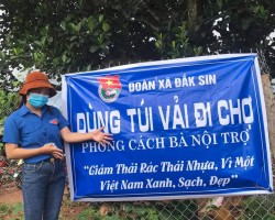 ĐOÀN XÃ ĐẮK SIN VỚI PHƯƠNG CHÂM “DÙNG TÚI VẢI ĐI CHỢ, PHONG CÁCH BÀ NỘI TRỢ” NHẰM ĐẨY MẠNH PHONG TRÀO “CHỢ GIẢM TÚI NYLONG, NÓI KHÔNG VỚI RÁC THẢI NHỰA”