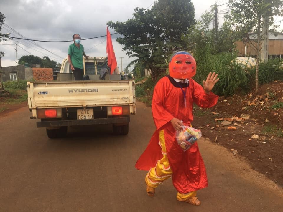 Đoàn xã Đạo Nghĩa hóa trang thành chú Tểu và tặng quà cho các em